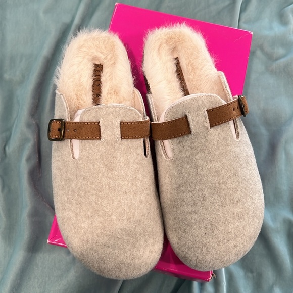 Kids size 4- K Ashton short weather Ugg boots! New! - Picture 11 of 11